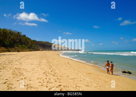 Les gens marcher dans la belle plage de Praia do Amor près de Pipa Brésil Banque D'Images