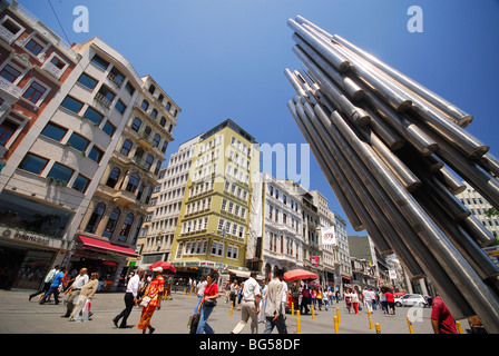 ISTANBUL, TURQUIE. Une scène de rue par Galatasaray sur Istiklal Caddesi dans le quartier de Beyoglu de la ville. L'année 2009. Banque D'Images