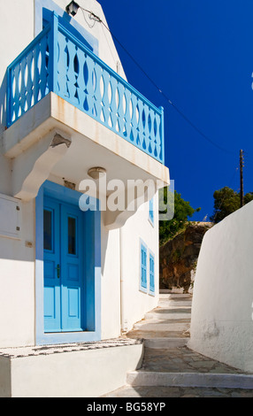 Scène de rue de village traditionnels à Mandraki sur l'île grecque de Nisyros ou Nissiros dans la mer Égée Banque D'Images