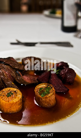 Un plat de viande de kangourou avec des betteraves et pommes de terre dans une sauce sauce. Banque D'Images