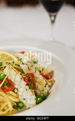 Une pâtes aux fruits de mer frais et des légumes avec chili Banque D'Images