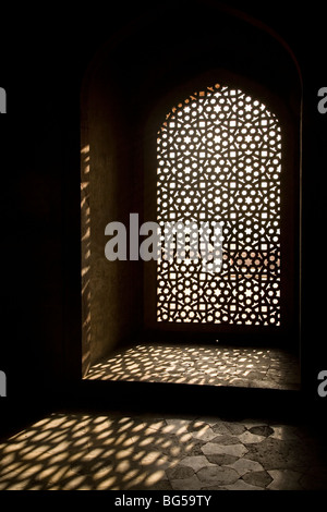 Un treillis style jaali fenêtre dans la chambre de la Tombe Humayan à Delhi, en Inde. Banque D'Images