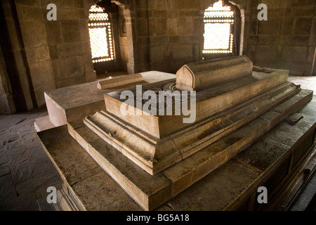 Sarcophage en pierre dans Isa Khan Niyazi's tomb dans le complexe de la Tombe Humayan à Delhi, en Inde. Banque D'Images