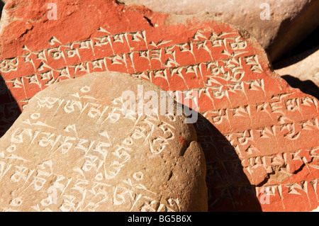 Prière sculpté des pierres sur le lac Nam tso Tibet Banque D'Images