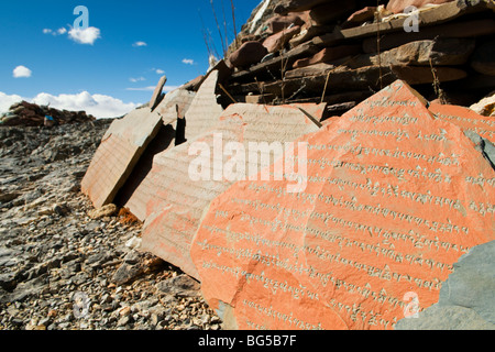 Prière sculpté des pierres sur le lac Nam tso Tibet Banque D'Images