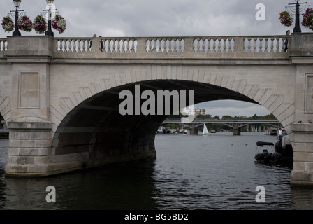 Kingston Bridge, pont routier sur la rivière Thames, Surrey, England UK Banque D'Images