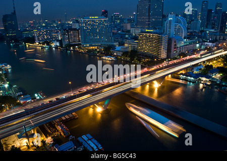 Vue de nuit sur la rivière Chao Phraya à Bangkok, Thaïlande. Banque D'Images