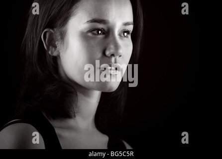 Belle photo noir et blanc d'une dame aux cheveux brun Banque D'Images