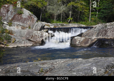 Chutes de Linville en Caroline du Nord NC aux États-Unis magnifique paysage américain avec chute d'eau au-dessus de la vue de dessus Amérique du Nord personne horizontal haute résolution Banque D'Images