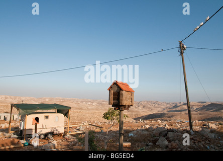 L'avant-poste illégal de Tekoa en Cisjordanie avec désert de Judée dans bkgd Banque D'Images