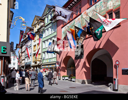 Les gens qui marchent dans la rue principale d'Appenzell décorée avec des drapeaux cantonaux et village de la Landsgemeinde, Suisse Banque D'Images