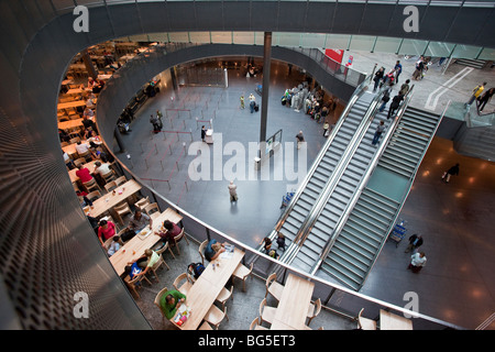 Hall de l'aéroport de Zurich, en Suisse, montrant à l'hôtel, de nourriture et de shopping concourse Banque D'Images