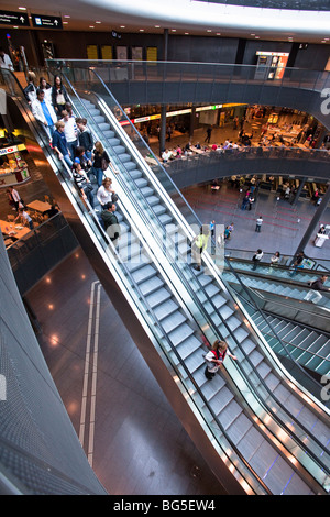 Hall de l'aéroport de Zurich, en Suisse, montrant à l'hôtel, de nourriture et de shopping concourse Banque D'Images