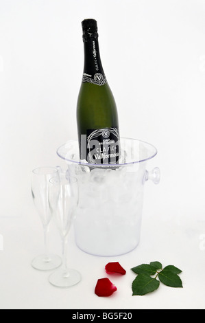 Ouvrir une bouteille de champagne dans un seau à glace avec deux verres Banque D'Images