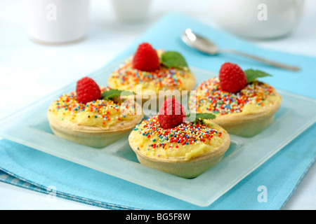 Tartelettes à la crème de mangue. Recette disponible. Banque D'Images