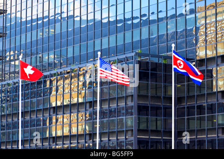 L'Australien, américaine et suisse drapeaux au vent Le Cap, Afrique du Sud. Banque D'Images