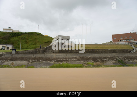 Mémorial de la Garde nationale à Vierville-sur-Mer construite sur blockhaus allemand WN72 qui a été placé pour couvrir l'une des sorties d'Omaha Beach Banque D'Images