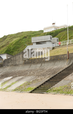 Mémorial de la Garde nationale à Vierville-sur-Mer construite sur blockhaus allemand WN72 qui a été placé pour couvrir l'une des sorties d'Omaha Beach Banque D'Images