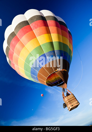 Les personnes voyageant dans un méconnaissable ballon multicolor Banque D'Images