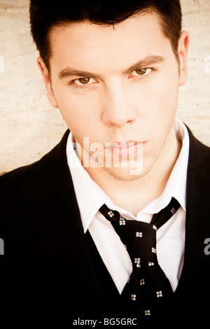 Jeune homme regardant fermer Banque D'Images