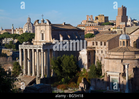 Le Temple d'Antonin et Faustine (maintenant l'église de San Lorenzo in Miranda) dans le Forum Romain. Banque D'Images