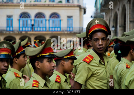 Les jeunes garçons de Cuba, les étudiants de l'école militaire de Camilo Cienfuegos, l'attente dans une ligne de la vieille Havane, Cuba. Banque D'Images