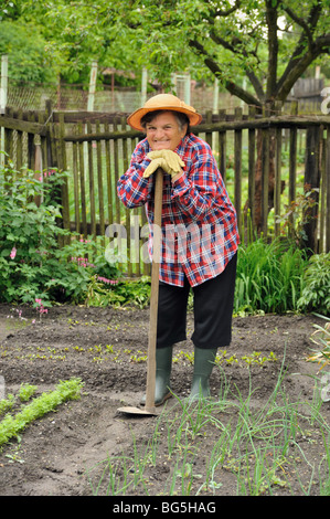 Senior woman gardening Banque D'Images