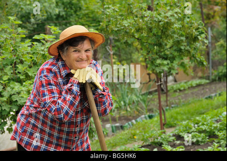 Senior woman gardening Banque D'Images