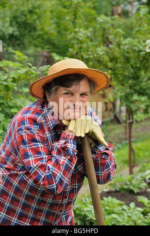 Senior woman gardening Banque D'Images