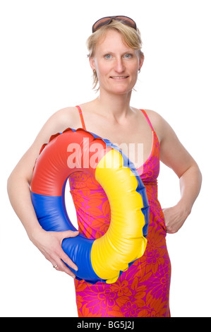 Studio photo de plein isolé une jeune femme avec des pneus flottants (pneu) Banque D'Images