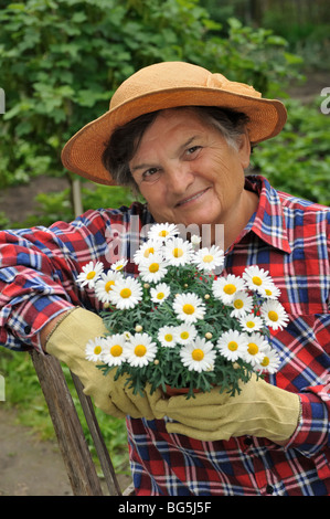 Senior woman gardening Banque D'Images