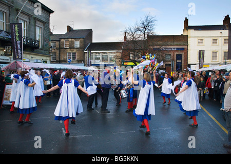 Ripon Morris Dancers au Marché de Noël de Knaresborough Yorkshire Angleterre Banque D'Images