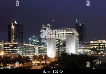 Centre Financier International de Dubaï, la nuit, Dubaï, Émirats Arabes Unis Banque D'Images