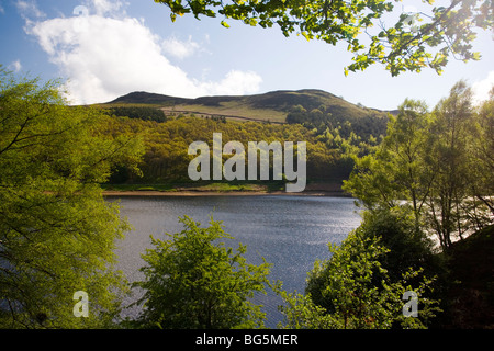 Vue sur Ladybower reservoir de Whinstone Lee Tor dans la haute vallée de la Derwent, dans le Derbyshire, Angleterre Banque D'Images