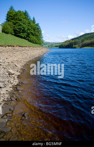 Une vue de Ladybower Reservoir dans la Haute Vallée de Derwent dans le Peak District, dans le Derbyshire Banque D'Images