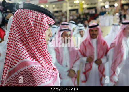 Les hommes en costume traditionnel, Dubaï, Émirats Arabes Unis Banque D'Images