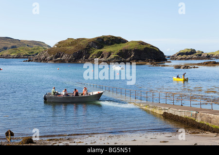 Les passagers partent en ferry saisonnier pour Handa Island depuis le petit port de Tarbet, Highland, Écosse, Royaume-Uni Banque D'Images