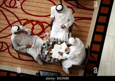 Les Arabes assis dans le hall de la tour de l'hôtel Emirates, DUBAÏ, ÉMIRATS ARABES UNIS Banque D'Images