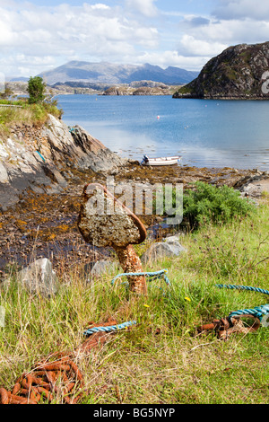 Un rusty old anchor sur les rives du Loch Laxford à Fanagmore, Highland, Scotland Banque D'Images