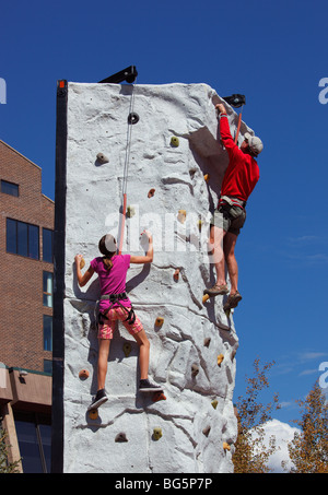 L'escalade sur un mur extérieur à Steamboat Springs Colorado USA Banque D'Images