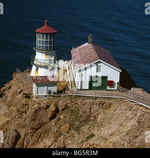 Californie - Point Reyes Lighthouse donnant sur l'océan Pacifique sur le Point Reyes au Point Reyes National Seashore. Banque D'Images