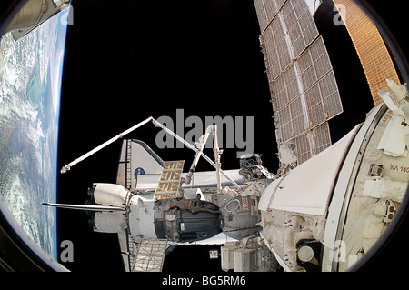 Un vaisseau russe Soyouz semble reposer dans l'espace Navette Aéroport la soute de Discovery. Banque D'Images