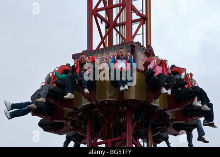 Detonator ride, le parc à thème Thorpe Park, Surrey, Angleterre, Royaume-Uni. Pleasure park and ride fun day out. (Close up) Banque D'Images