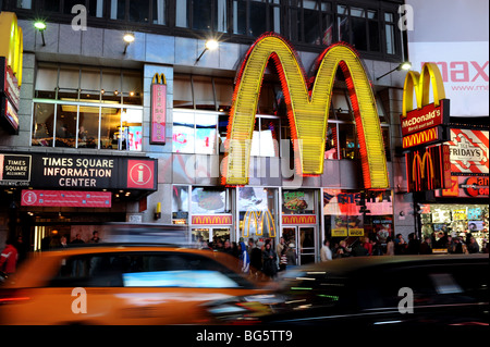 McDonald's Restaurant immense néon dans Times Square New York USA Banque D'Images