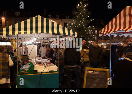 Noël avant la fin du shopping dans la ville écossaise de Kelso farmers market avec des stands autour de l'arbre dans le carré Décembre Banque D'Images