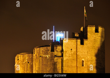 Docteur Who's Tardis sur haut de Caerphilly Castle at night Banque D'Images