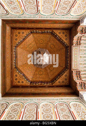 Muséé de Marrakech (Musée de Marrakech) montrant le plafond et la lanterne métallique traditionnelle, Marrakech, Maroc Banque D'Images