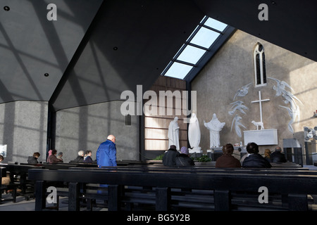 Pèlerins priant dans l'intérieur du sanctuaire de knock marian (comté de Mayo) République d'Irlande Banque D'Images