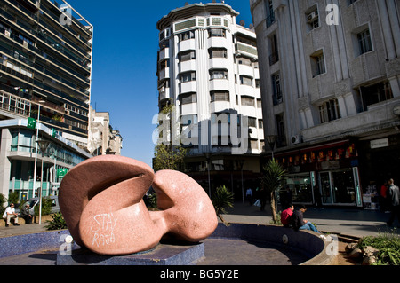 Beaux bâtiments blancs dans le centre financier de Casablanca au Maroc. Banque D'Images