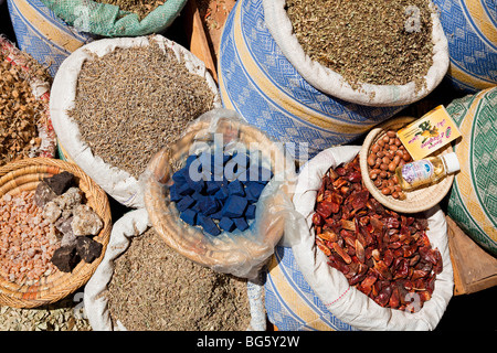 Herbes et cristaux en vente au marché de STT, place Rahba Kédima (place des Épices), quartier Mouassine, Marrakech, Maroc Banque D'Images